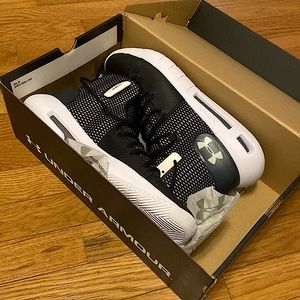 NWT men’s Under Armour basketball sneakers